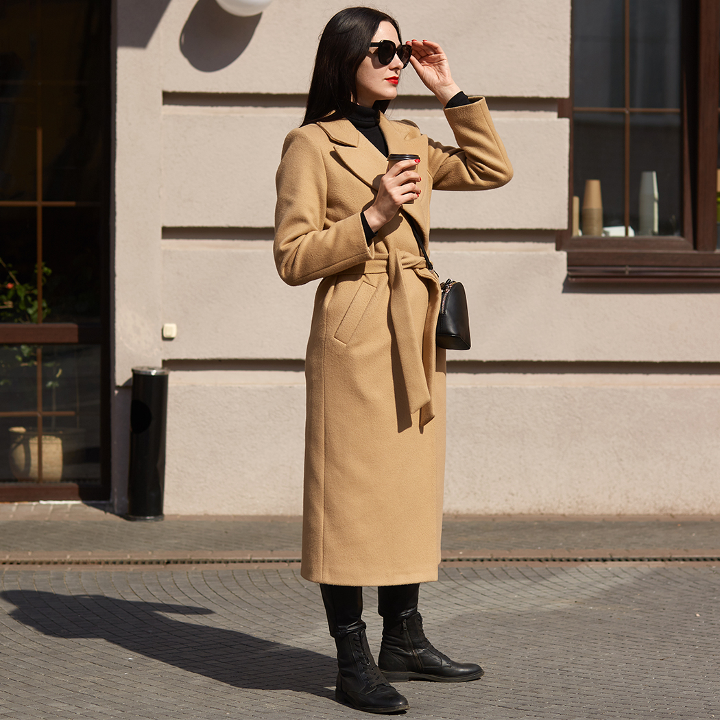 Camelowy płaszcz w stylizacjach na jesień i zimę. Jak nosić okrycie w wielbłądzim kolorze? Sprawdź!